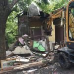 Proses penertiban bangunan liar yang berdiri di sempadan Sungai Lamong, Kecamatan Benowo, Jumat (16/5/2025).
