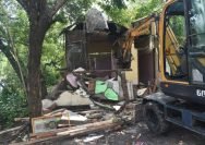 Proses penertiban bangunan liar yang berdiri di sempadan Sungai Lamong, Kecamatan Benowo, Jumat (16/5/2025).