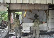 Personel Satpol PP Surabaya membongkar bangunan yang berdiri di sempadan Sungai Lamong, Kamis (22/5/2025).