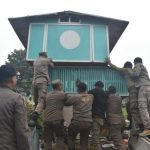Penertiban bekupon atau rumah burung merpati di TPU Rangkah Surabaya (dok. Satpol PP Surabaya)