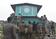 Penertiban bekupon atau rumah burung merpati di TPU Rangkah Surabaya (dok. Satpol PP Surabaya)
