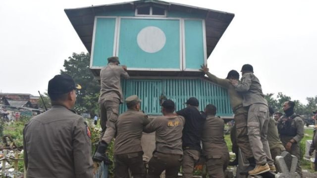 Penertiban bekupon atau rumah burung merpati di TPU Rangkah Surabaya (dok. Satpol PP Surabaya)