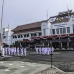 Upacara peringatan Hari Kebangkitan Nasional (Harkitnas) ke-117 di Halaman Balai Kota Surabaya, Selasa (20/5/2025).