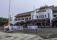Upacara peringatan Hari Kebangkitan Nasional (Harkitnas) ke-117 di Halaman Balai Kota Surabaya, Selasa (20/5/2025).