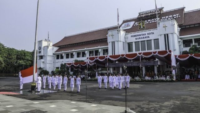 Upacara peringatan Hari Kebangkitan Nasional (Harkitnas) ke-117 di Halaman Balai Kota Surabaya, Selasa (20/5/2025).