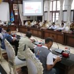 Pemkot Surabaya saat menerima Tim Vrifikasi STBM di Ruang Sidang Wali Kota, Selasa, 6 Mei 2025. (Foto: Pemkot Surabaya)