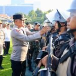 Kapolda Jawa Timur, Irjen Pol Nanang Avianto, saat memimpin apel kesiapan pengamanan di Lapangan Apel Mapolda Jatim, Rabu (30/4/2025) (Bidhum Polda Jatim)