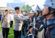 Kapolda Jawa Timur, Irjen Pol Nanang Avianto, saat memimpin apel kesiapan pengamanan di Lapangan Apel Mapolda Jatim, Rabu (30/4/2025) (Bidhum Polda Jatim)