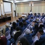 Puluhan mahasiswa saat diterima di Ruang Majapahit Kantor Bappedalitbang Surabaya, Senin (5/5/2025).
