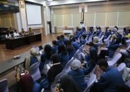 Puluhan mahasiswa saat diterima di Ruang Majapahit Kantor Bappedalitbang Surabaya, Senin (5/5/2025).