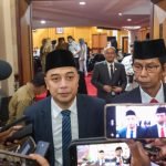 Eri Cahyadi, Wali Kota Surabaya memberikan keterangan pers kepada awak media usai rapat paripurna di Gedung DPRD Surabaya, Senin (16/6/2025).