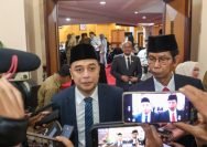 Eri Cahyadi, Wali Kota Surabaya memberikan keterangan pers kepada awak media usai rapat paripurna di Gedung DPRD Surabaya, Senin (16/6/2025).