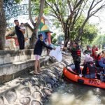 DLH Surabaya membagikan karung untuk wadah membuang kotoran hewan kurban kepada warga (dok. Pemkot Surabaya)