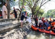 DLH Surabaya membagikan karung untuk wadah membuang kotoran hewan kurban kepada warga (dok. Pemkot Surabaya)
