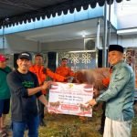 Wali Kota Surabaya Eri Cahyadi menyerahkan sapi kurban bantuan dari Presiden Prabowo Subianto, kepada takmir Masjid Al-Muhajirin, Sabtu, 7 Juni 2025. (Foto: Surabaya Aktual)