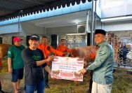 Wali Kota Surabaya Eri Cahyadi menyerahkan sapi kurban bantuan dari Presiden Prabowo Subianto, kepada takmir Masjid Al-Muhajirin, Sabtu, 7 Juni 2025. (Foto: Surabaya Aktual)