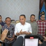 Wali Kota Eri Cahyadi bersama pengelola toko modern saat memberikan keterangan pers bersama di Balai Kota Surabaya, Rabu (18/6/2025).