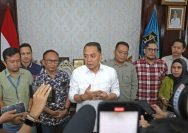 Wali Kota Eri Cahyadi bersama pengelola toko modern saat memberikan keterangan pers bersama di Balai Kota Surabaya, Rabu (18/6/2025).