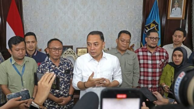 Wali Kota Eri Cahyadi bersama pengelola toko modern saat memberikan keterangan pers bersama di Balai Kota Surabaya, Rabu (18/6/2025).