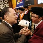 Wali Kota Surabaya Eri Cahyadi saat menghadiri pelantikan Rektor Universitas Airlangga (Unair) Surabaya terpilih periode 2025-2039, di Aula Garuda Mukti Lantai 5 Kantor Manajemen Unair pada Selasa (17/6/2025).
