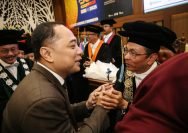Wali Kota Surabaya Eri Cahyadi saat menghadiri pelantikan Rektor Universitas Airlangga (Unair) Surabaya terpilih periode 2025-2039, di Aula Garuda Mukti Lantai 5 Kantor Manajemen Unair pada Selasa (17/6/2025).