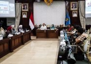 Pemkot Surabaya saat menerima Tim Juri Kinerja PPA Award secara daring di Balai Kota Surabaya, Kamis (12/6/2025).