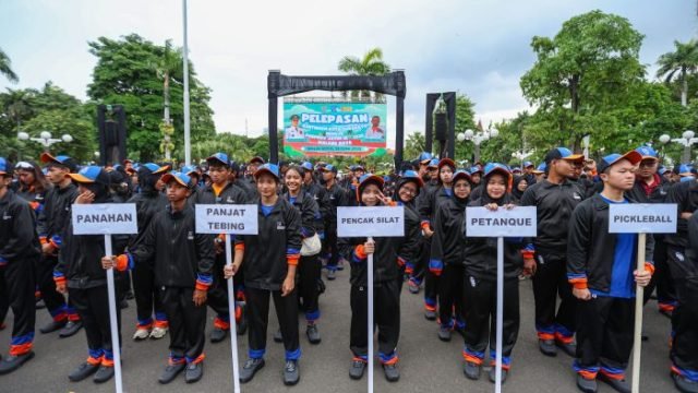 Pelepasan Kontingen Surabaya dalam Pekan Olahraga Provinsi (Porprov) IX Jawa Timur 2025 di halaman Balai Kota Surabaya, Jumat (13/6/2025).