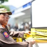 Petugas Satpol PP Surabaya melakukan penyegelan lahan parkir salah satu toko modern karena melanggar Perda Perparkiran (dok. Pemkot Surabaya)