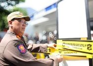 Petugas Satpol PP Surabaya melakukan penyegelan lahan parkir salah satu toko modern karena melanggar Perda Perparkiran (dok. Pemkot Surabaya)