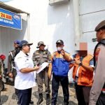 dok. Petugas Dinas Perhubungan (Dishub) bersama Satpol PP dan Kepolisian, menertibkan jukir liar di salah satu toko modern (Foto: Dishub Surabaya)