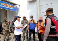 dok. Petugas Dinas Perhubungan (Dishub) bersama Satpol PP dan Kepolisian, menertibkan jukir liar di salah satu toko modern (Foto: Dishub Surabaya)