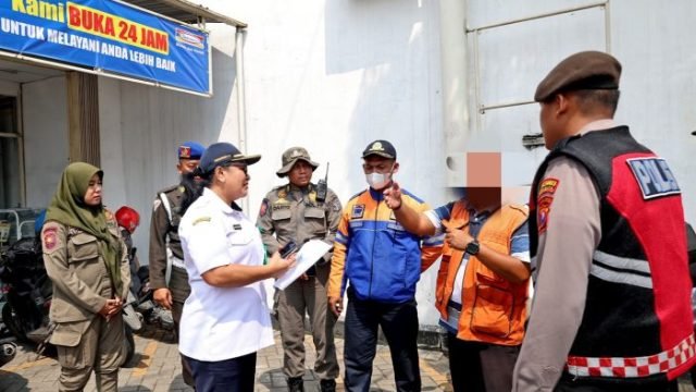 dok. Petugas Dinas Perhubungan (Dishub) bersama Satpol PP dan Kepolisian, menertibkan jukir liar di salah satu toko modern (Foto: Dishub Surabaya)