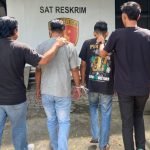 Dua orang terduga terkait grup FB 'Gay Khusus Surabaya' saat diamankan polisi (dok. Hum Res Perak)