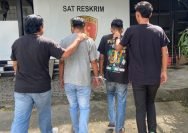 Dua orang terduga terkait grup FB 'Gay Khusus Surabaya' saat diamankan polisi (dok. Hum Res Perak)