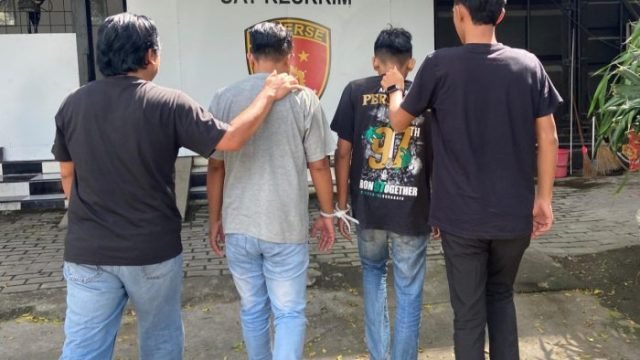 Dua orang terduga terkait grup FB 'Gay Khusus Surabaya' saat diamankan polisi (dok. Hum Res Perak)