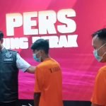 Kedua tersangka saat diamankan Polres Pelabuhan Tanjung Perak (Angga P/SA)