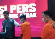 Kedua tersangka saat diamankan Polres Pelabuhan Tanjung Perak (Angga P/SA)