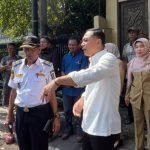 Wali Kota Surabaya Eri Cahyadi saat melakukan sidak parkir di RSUD dr. Soewandhie, Senin (16/6/2025) (Ist)