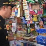 Petugas Bea Cukai Sidoarjo saat melakukan pengecekan dan sosialisasi bahaya penjualan rokok ilegal di toko kelontong (dok. Pemkot Surabaya)