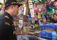 Petugas Bea Cukai Sidoarjo saat melakukan pengecekan dan sosialisasi bahaya penjualan rokok ilegal di toko kelontong (dok. Pemkot Surabaya)
