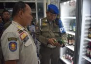 Satpol PP Surabaya saat melaksanakan pengawasan dan penindakan terhadap peredaran miras ilegal pada Sabtu (21/6/2025) malam.