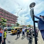 Pemasangan rambu larangan parkir di area sekitar RS Adi Husada Kapasari, Jalan Kapasari Surabaya, Senin (30/6/2025).