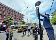 Pemasangan rambu larangan parkir di area sekitar RS Adi Husada Kapasari, Jalan Kapasari Surabaya, Senin (30/6/2025).