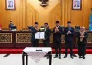Rapat paripurna persetujuan Pertanggungjawaban Pelaksanaan APBD Tahun 2024 di Gedung DPRD Surabaya, Senin (30/6/2025).