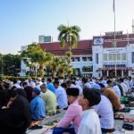 Suasana Salat Iduladha 1446 Hijriah di halaman Balai Kota Surabaya, Jumat, 6 Juni 2025. (Pemkot Surabaya)