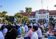 Suasana Salat Iduladha 1446 Hijriah di halaman Balai Kota Surabaya, Jumat, 6 Juni 2025. (Pemkot Surabaya)