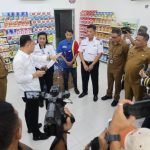 Wali Kota Eri Cahyadi saat melakukan sidak di toko modern kawasan Jalan Dr. Ir. H. Soekarno, Surabaya, Selasa (3/6/2025).