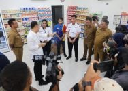 Wali Kota Eri Cahyadi saat melakukan sidak di toko modern kawasan Jalan Dr. Ir. H. Soekarno, Surabaya, Selasa (3/6/2025).
