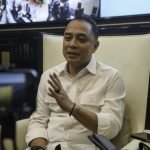 Wali Kota Surabaya Eri Cahyadi memberikan keterangan pers kepada awak media di Ruang Kerja Walikota, Sabtu (14/6/2025).