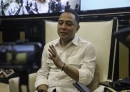 Wali Kota Surabaya Eri Cahyadi memberikan keterangan pers kepada awak media di Ruang Kerja Walikota, Sabtu (14/6/2025).